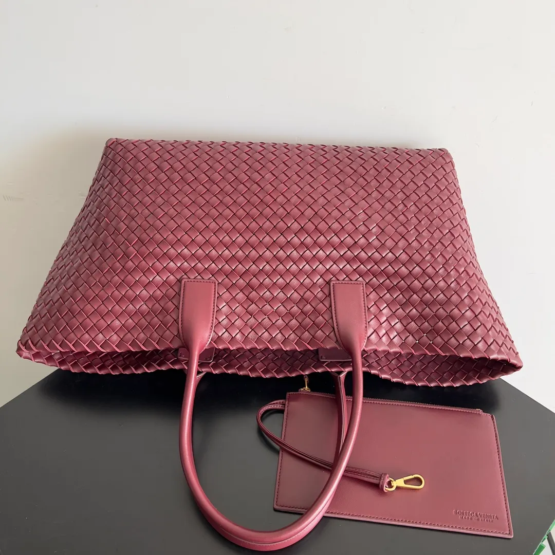 Batch 2860 Classic returns... (large size 51cm) • Cabat, born in 2001, is one of the most iconic styles of the Bottega Veneta workshop. The whole bag is made of top-grade imported lambskin. There is no exposed logo on the whole bag, but with the classic wide woven elements, you can tell who it belongs to at a glance! Can be carried on one shoulder, very practical! Style number: 608811 Size: 51*18*28